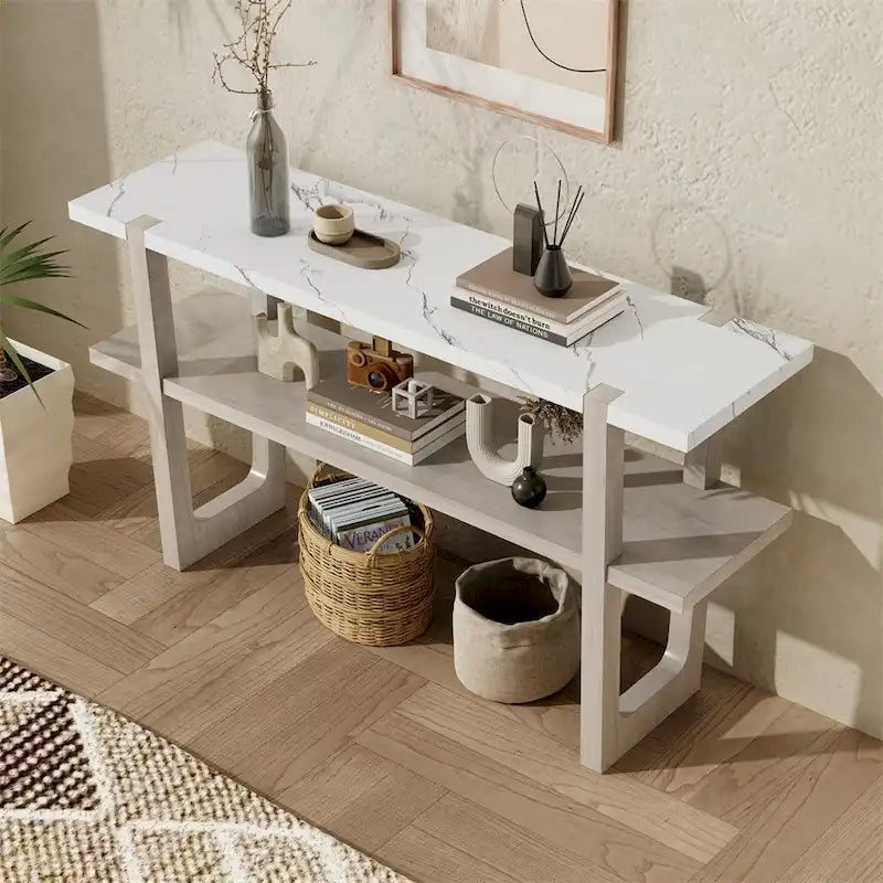 Konsola w stylu retro z blatem imitującym marmur i otwartą półką