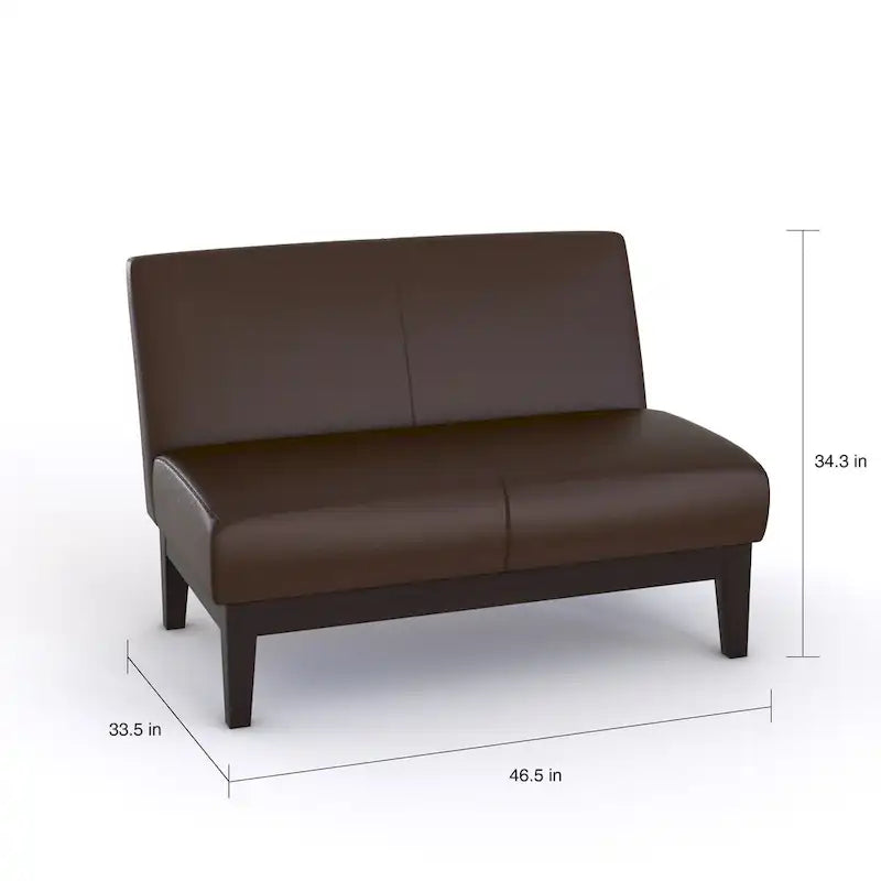 Współczesna dwuosobowa sofa ze skóry ekologicznej w kolorze brązowym ze zwężanymi drewnianymi nóżkami
