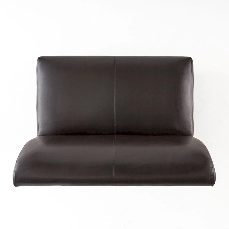 Współczesna dwuosobowa sofa ze skóry ekologicznej w kolorze brązowym ze zwężanymi drewnianymi nóżkami