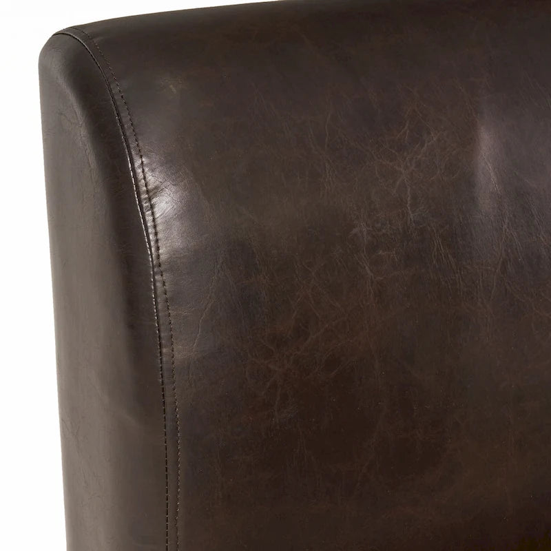 Współczesna dwuosobowa sofa ze skóry ekologicznej w kolorze brązowym ze zwężanymi drewnianymi nóżkami